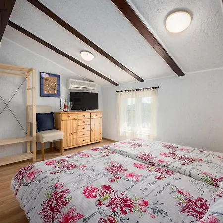 3 Bedroom Amazing In Vižinada