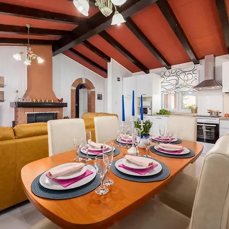 3 Bedroom Amazing In Feriehus Vižinada